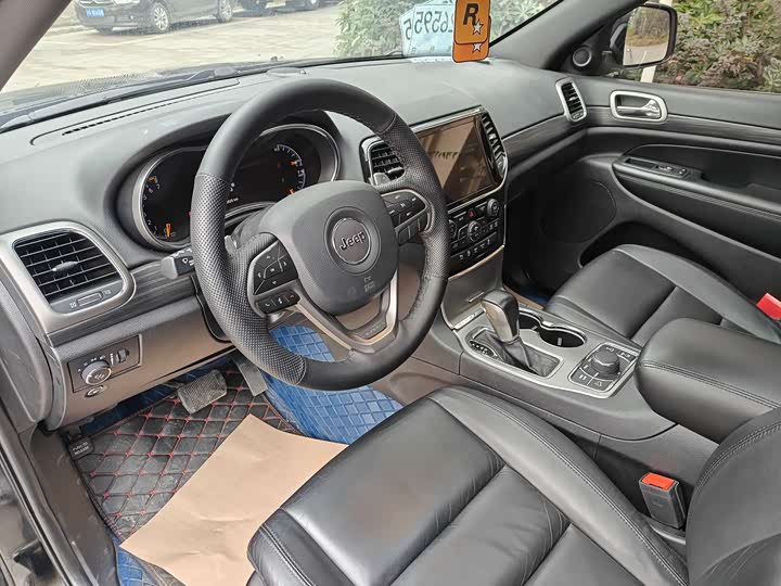 Фото 8 - Jeep Grand Cherokee