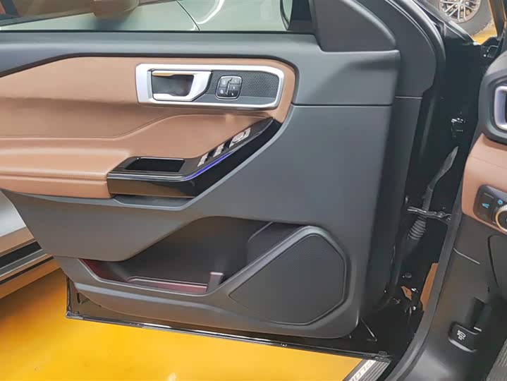 Фото 7 - Ford Explorer