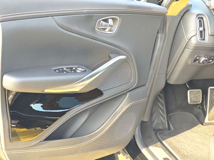 Фото 11 - Aston Martin DBX