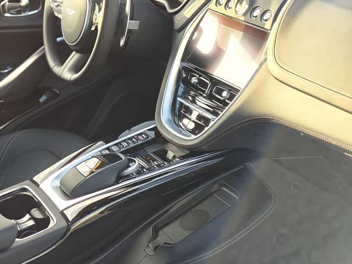 Фото 12 - Aston Martin DBX