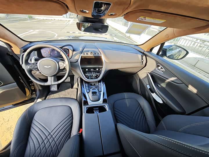 Фото 14 - Aston Martin DBX