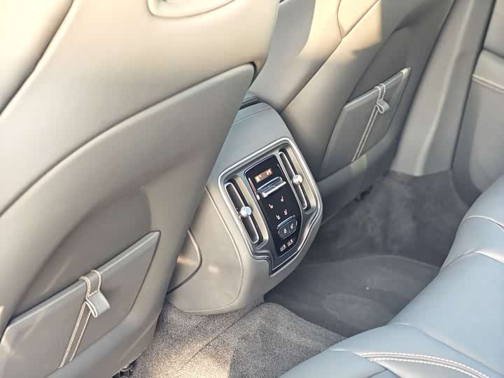 Фото 18 - Aston Martin DBX