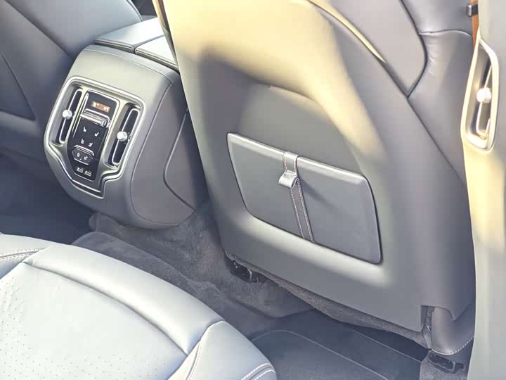 Фото 19 - Aston Martin DBX