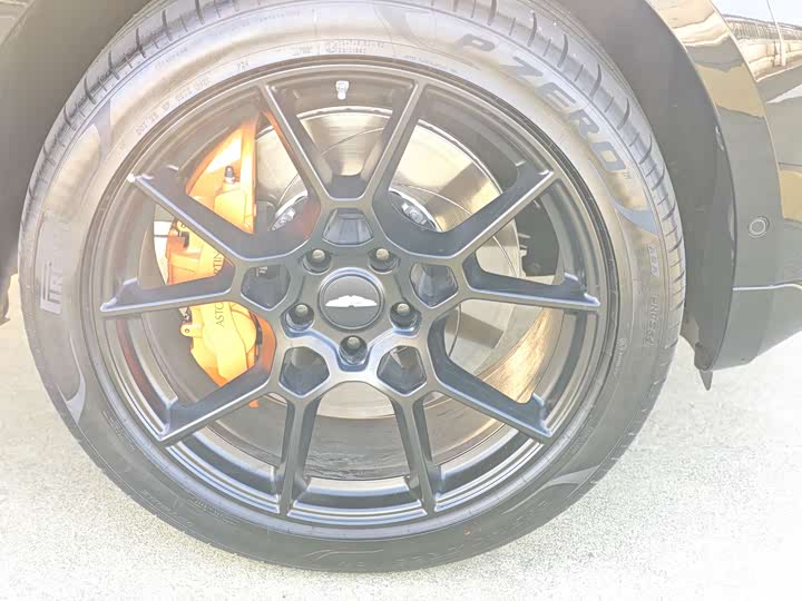 Фото 5 - Aston Martin DBX