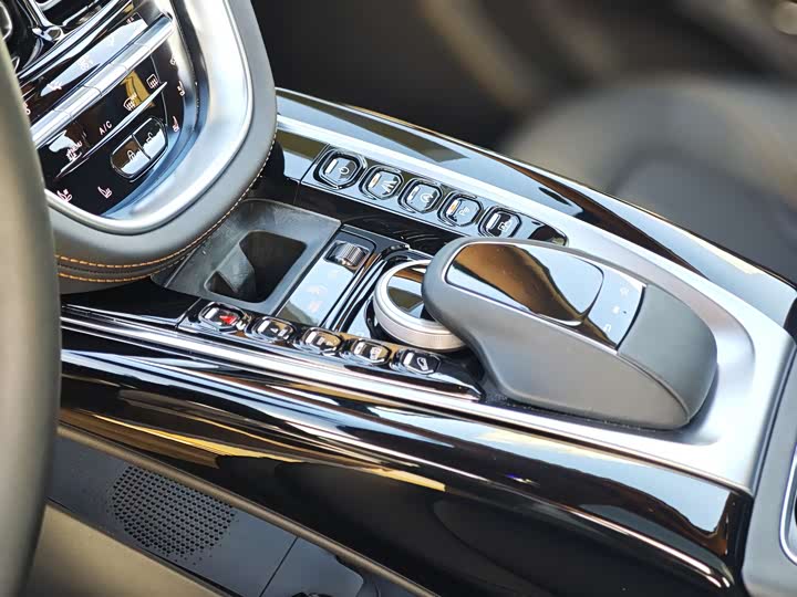 Фото 9 - Aston Martin DBX