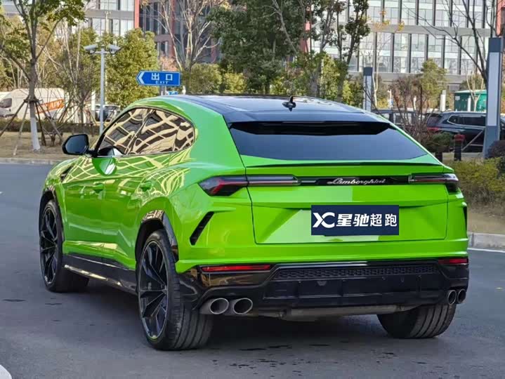 Фото 2 - Lamborghini Urus