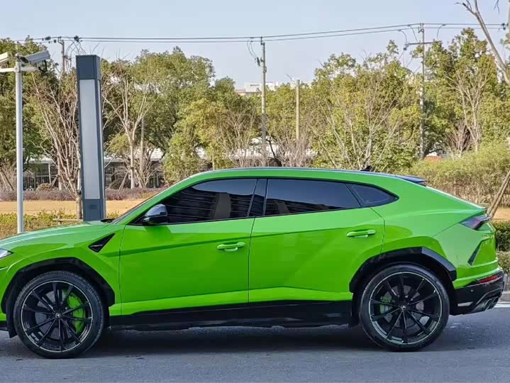 Фото 3 - Lamborghini Urus