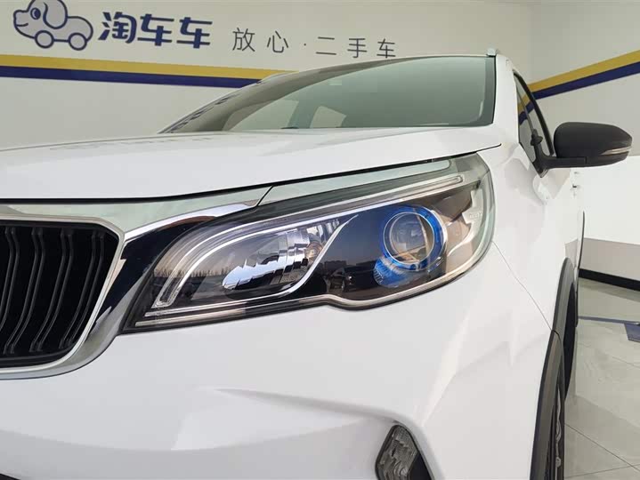 Фото 5 - Geely Vision X3