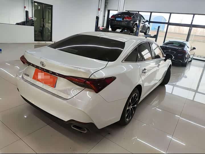 Photo 2 - Toyota Avalon