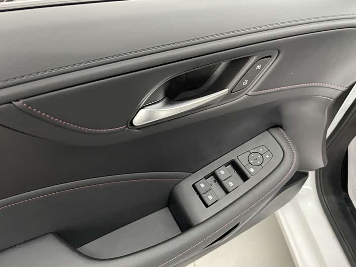 Фото 9 - Roewe i5