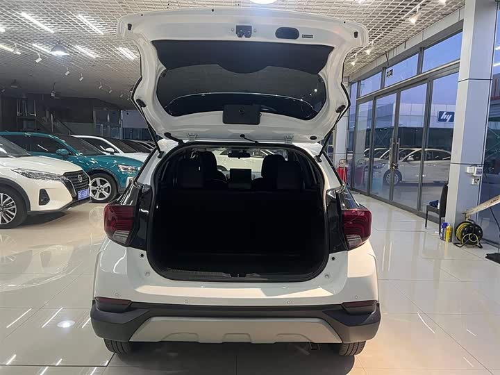 Фото 7 - Toyota Yaris L Hatchback