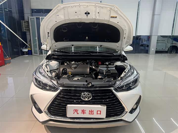 Фото 8 - Toyota Yaris L Hatchback