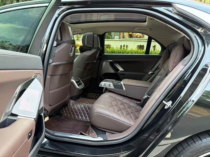 Фото 8 - BMW 7 Series