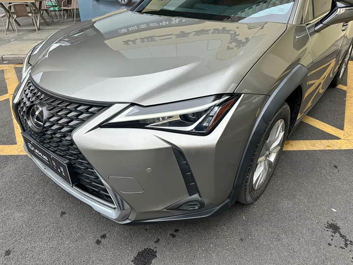 Фото 2 - Lexus UX