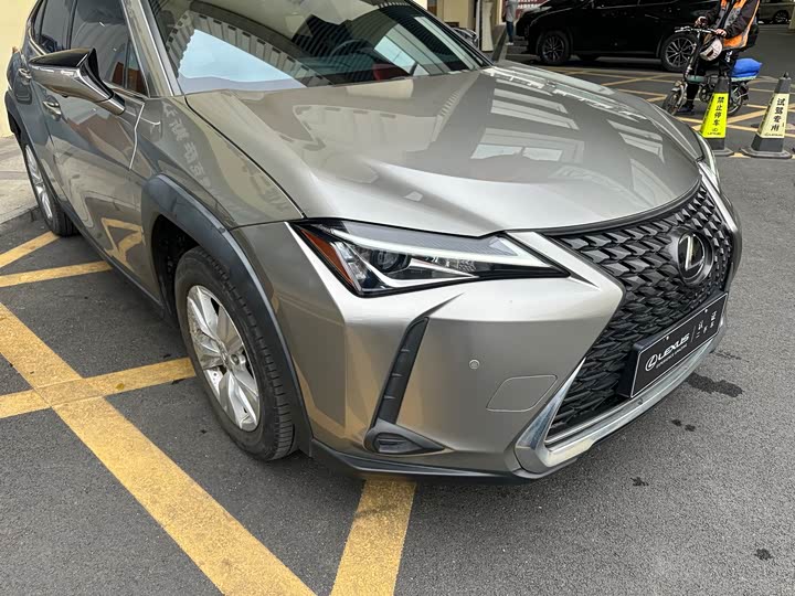 Фото 3 - Lexus UX