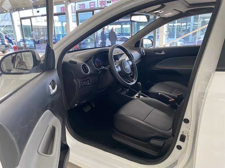 Фото 9 - Kia Pegas