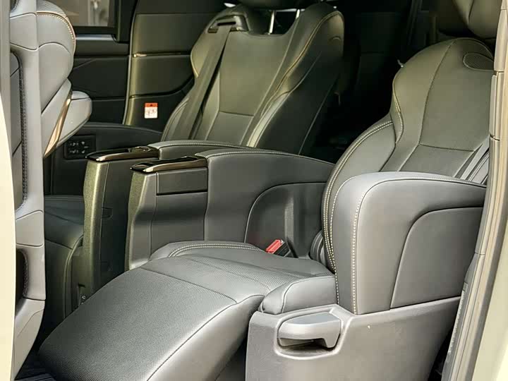 Photo 9 - Toyota Alphard