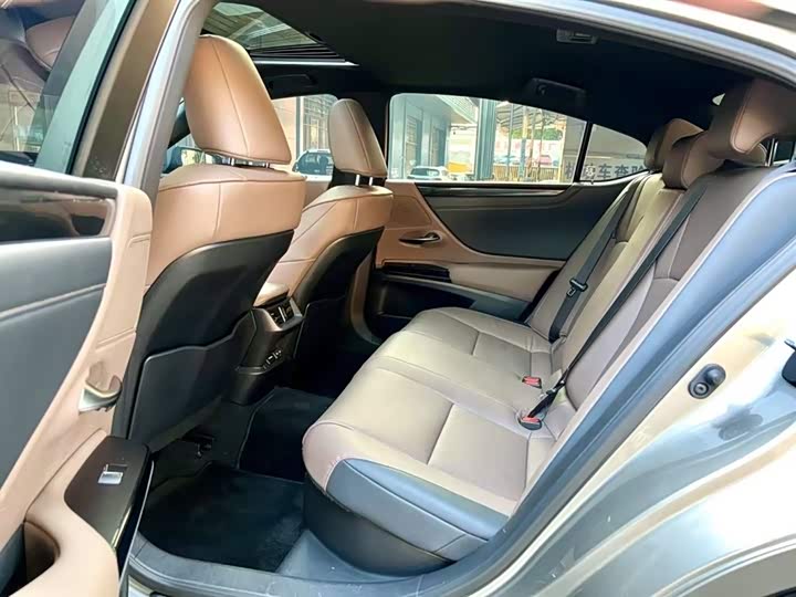 Фото 5 - Lexus ES