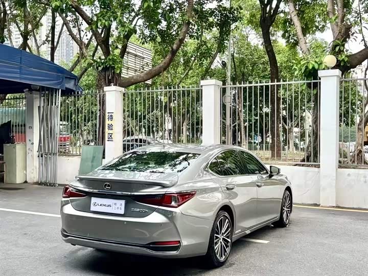 Фото 7 - Lexus ES