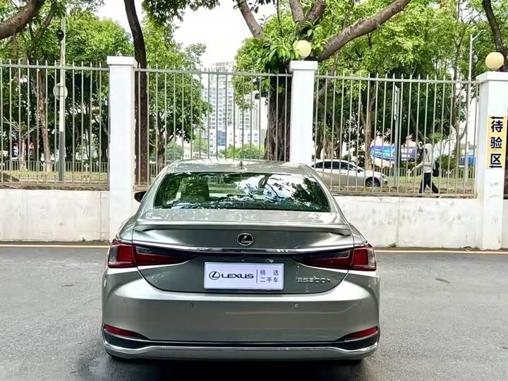 Фото 8 - Lexus ES