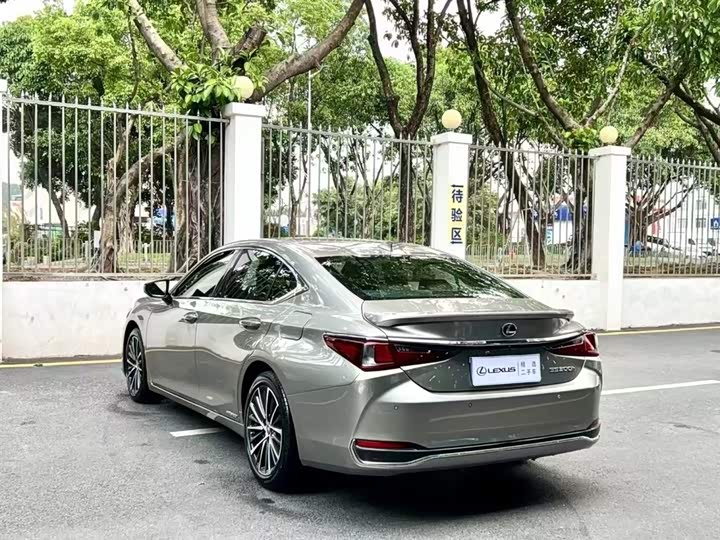 Фото 9 - Lexus ES