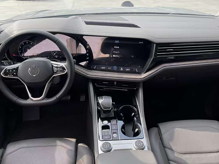 Фото 2 - Volkswagen Touareg