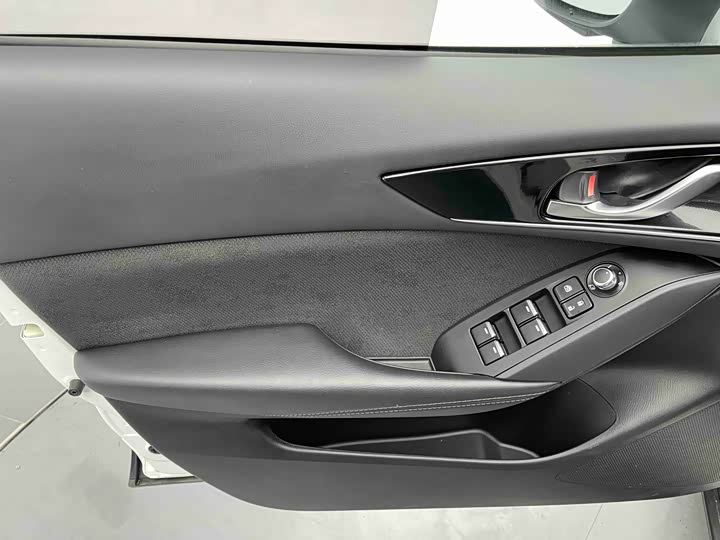 Photo 9 - Mazda CX-4