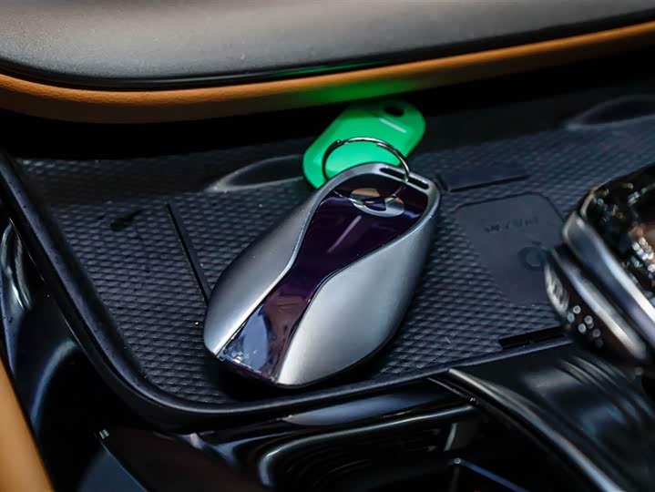 Фото 3 - Denza D9