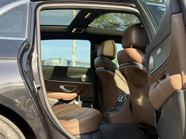 Photo 8 - Mercedes-Benz E-Class