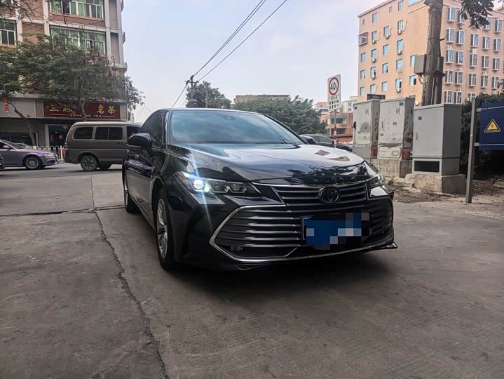 Photo 2 - Toyota Avalon