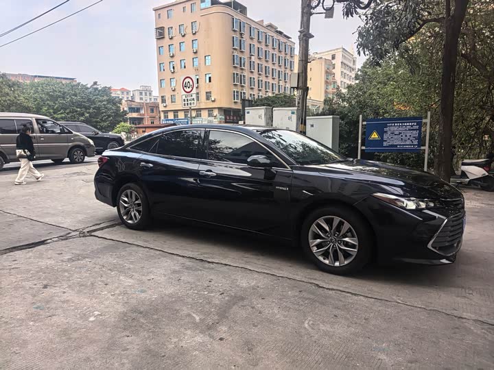 Photo 3 - Toyota Avalon