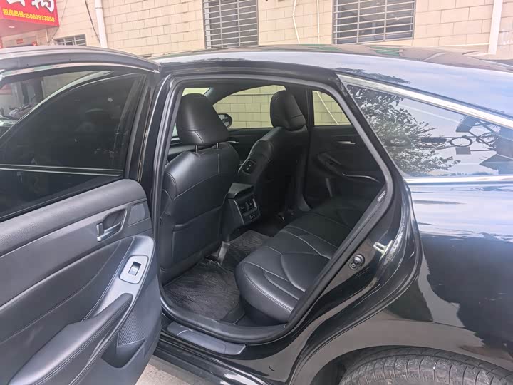 Photo 6 - Toyota Avalon