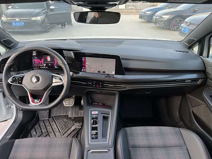 Фото 7 - Volkswagen Golf GTI