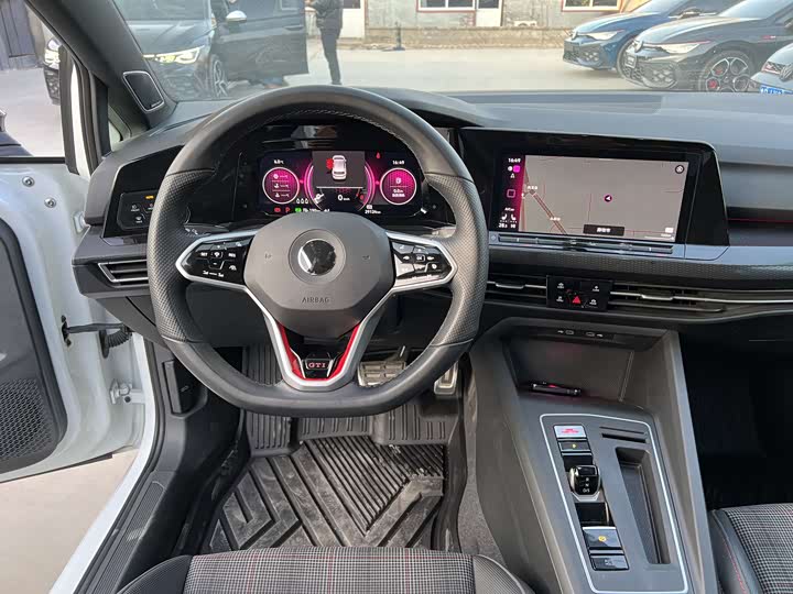 Фото 8 - Volkswagen Golf GTI