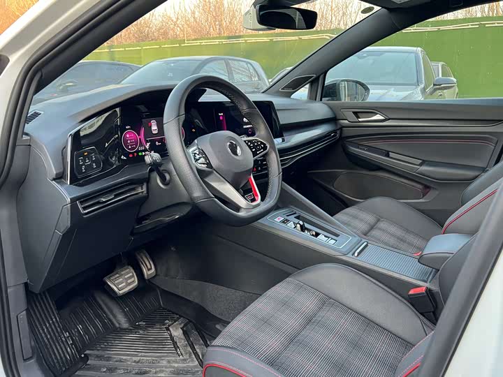 Фото 9 - Volkswagen Golf GTI