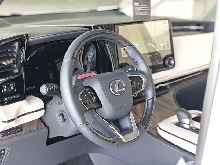 Photo 8 - Lexus LM