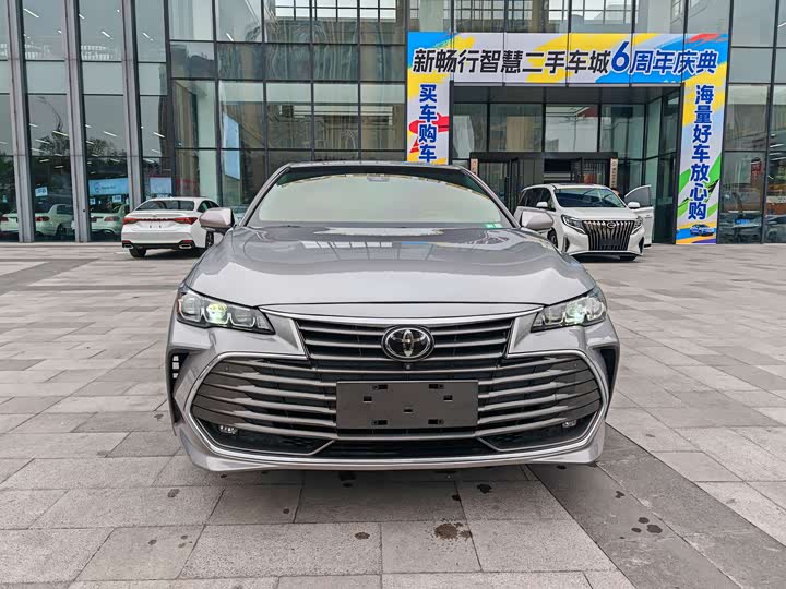 Photo 2 - Toyota Avalon