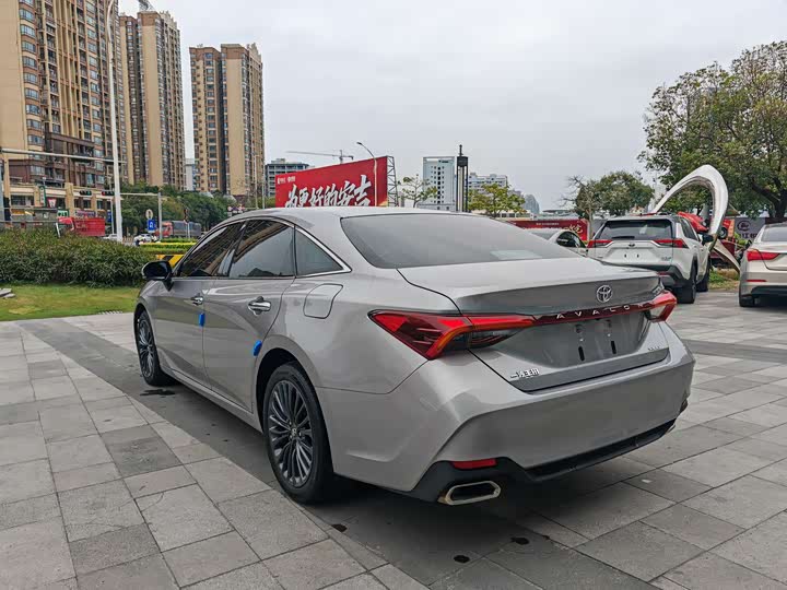 Photo 5 - Toyota Avalon