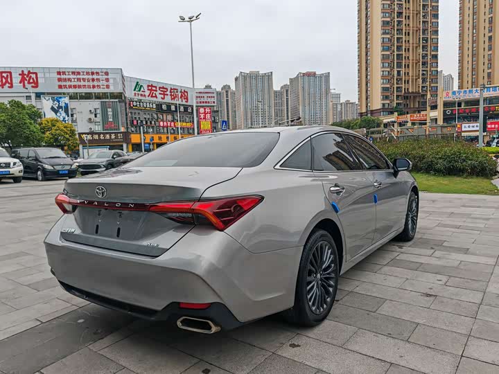 Photo 7 - Toyota Avalon