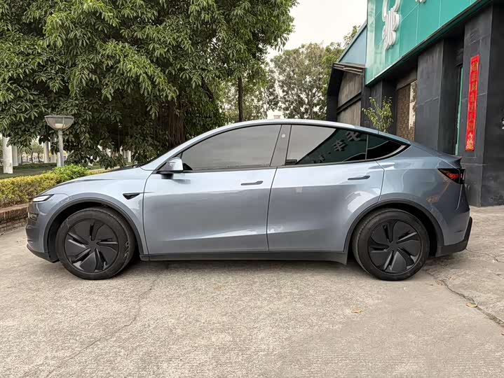 Photo 7 - Tesla Model Y