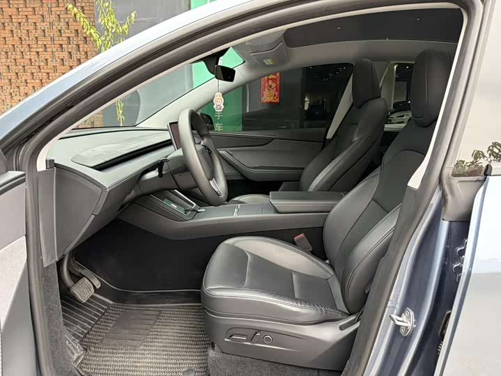 Photo 8 - Tesla Model Y