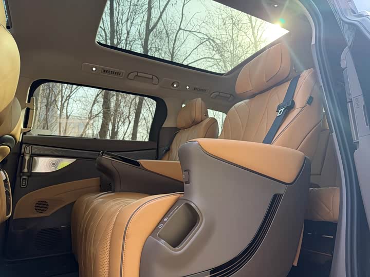 Фото 9 - Denza D9