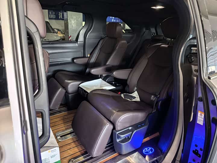 Фото 7 - Toyota Sienna