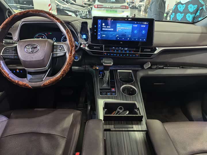 Фото 8 - Toyota Sienna