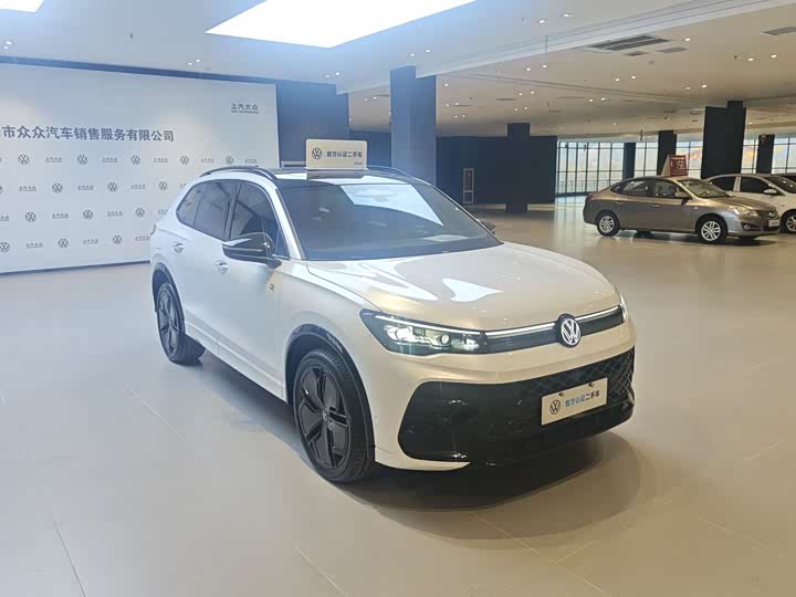 Фото 3 - Volkswagen Tiguan L Pro
