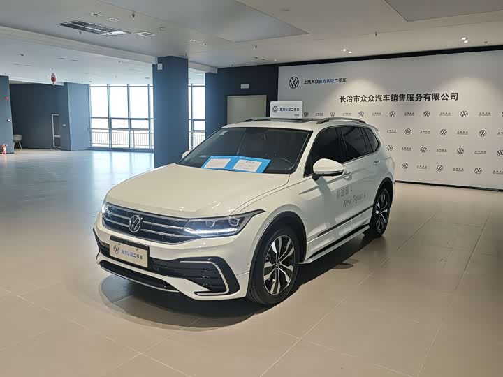 Photo 1 - Volkswagen Tiguan L Pro