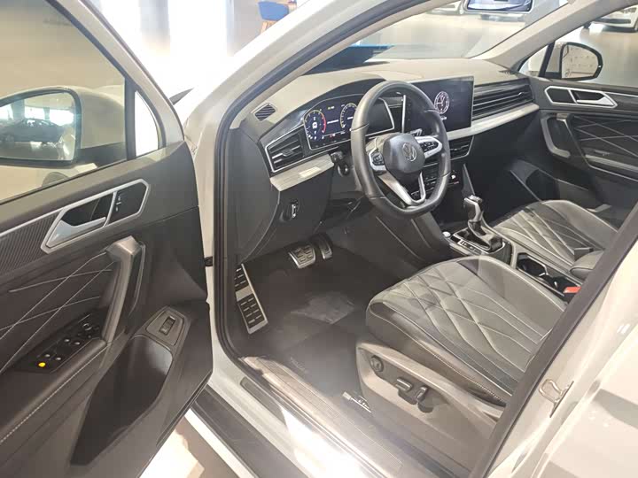 Photo 3 - Volkswagen Tiguan L Pro