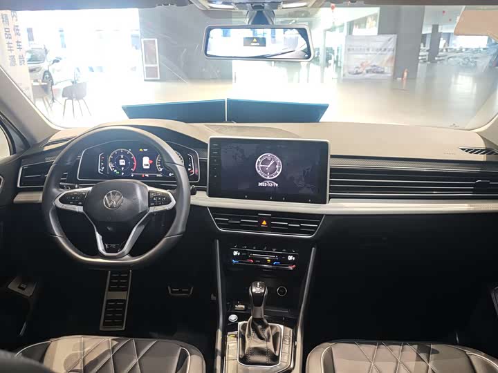 Photo 4 - Volkswagen Tiguan L Pro