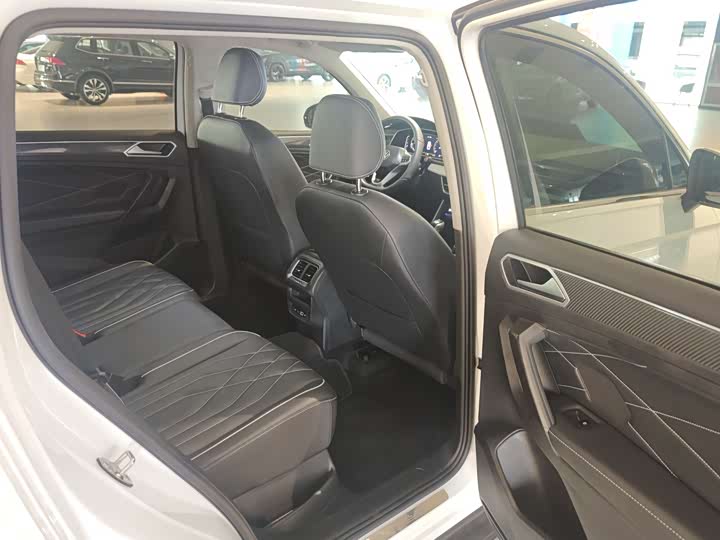 Photo 6 - Volkswagen Tiguan L Pro