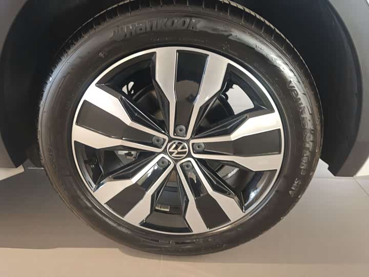 Photo 9 - Volkswagen Tiguan L Pro